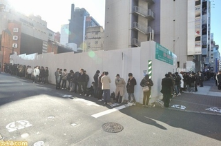 Illustration for article titled Love Plus Cake Draws Long Lines